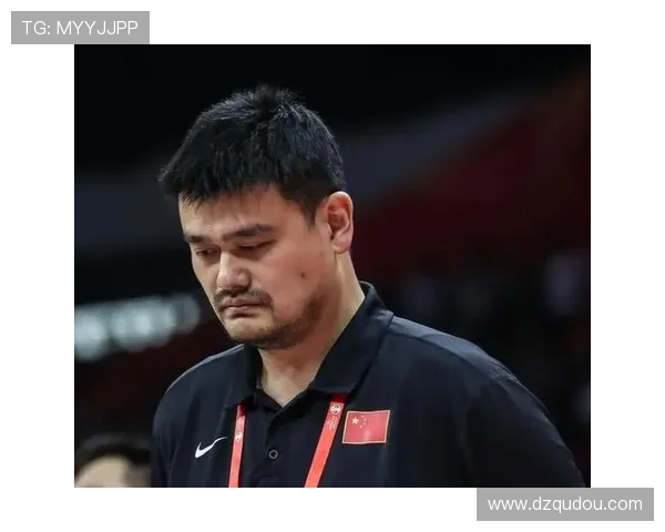 姚明传球瞬间展现篮球智慧与团队合作精神的精彩时刻